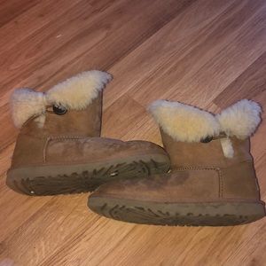 Low, light brown Ugg boats SIZE 4!!!!